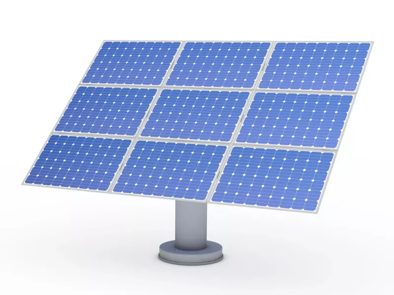 Torre com placa solar: autonomia garantida