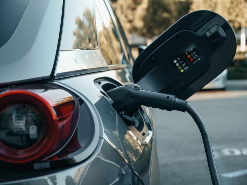 Gerador de energia para carros elétricos: 9 benefícios para o seu posto!