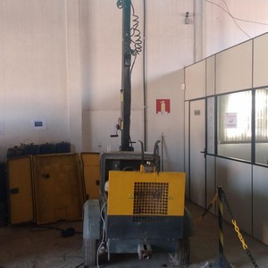 Conserto de torre de iluminação
